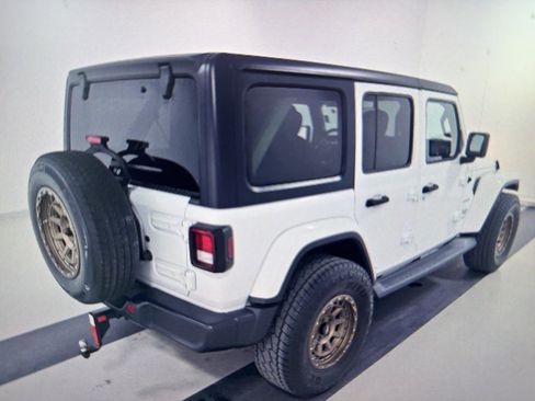 Used 2018 Jeep Wrangler Unlimited Sahara image 2