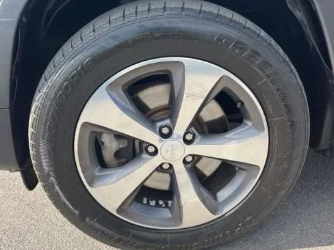 Used 2019 Jeep Cherokee Limited image 30