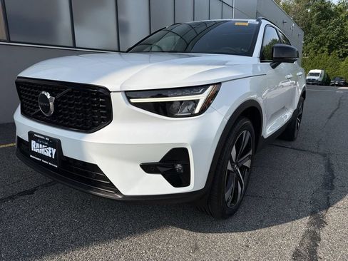 Certified 2023 Volvo XC40 B5 Plus w/ Protection Package Premier AWD/4WD image 4