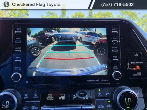 Used 2021 Toyota Highlander XLE AWD/4WD image 16