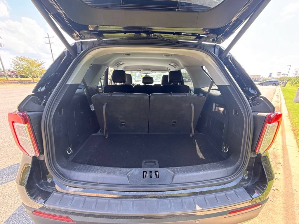 Used 2024 Ford Explorer XLT w/ Equipment Group 202A RWD image 18