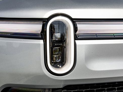 Used 2025 Rivian R1S Adventure image 15