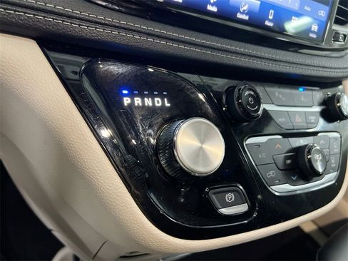 Used 2024 Chrysler Pacifica Touring-L image 17