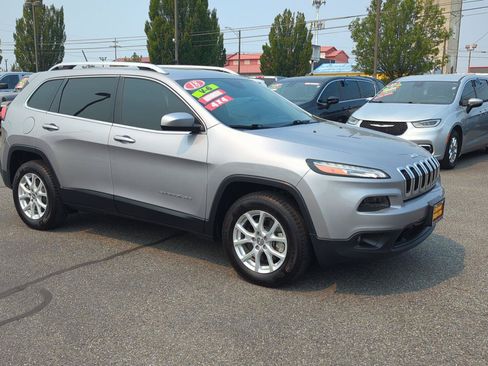 Used 2018 Jeep Cherokee Latitude w/ Safety Group AWD/4WD image 1