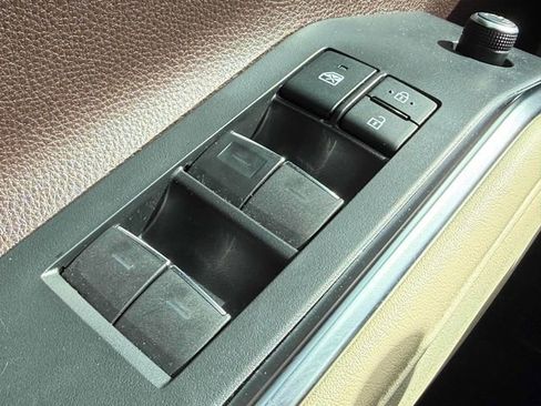 Used 2021 Toyota Highlander Limited image 14