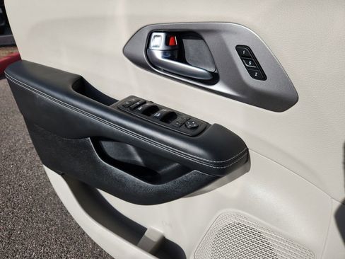 Certified 2024 Chrysler Pacifica Touring-L image 6