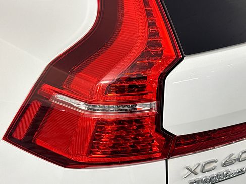 Used 2022 Volvo XC60 B5 Momentum w/ Advanced Package FWD image 35