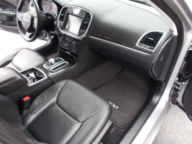 Used 2015 Chrysler 300 Limited RWD image 21