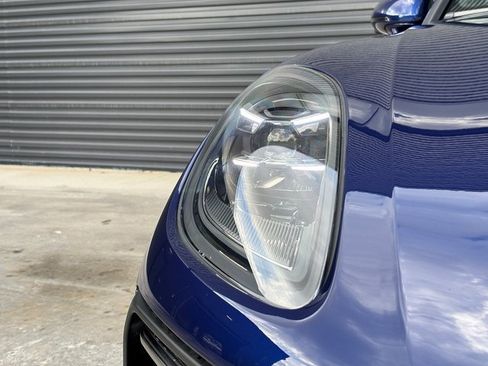 Certified 2025 Porsche Macan image 12