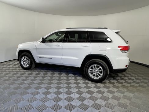Used 2018 Jeep Grand Cherokee Laredo AWD/4WD image 2