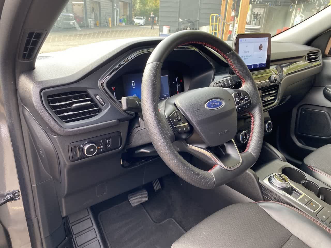 Used 2025 Ford Escape ST-Line Select AWD/4WD image 2
