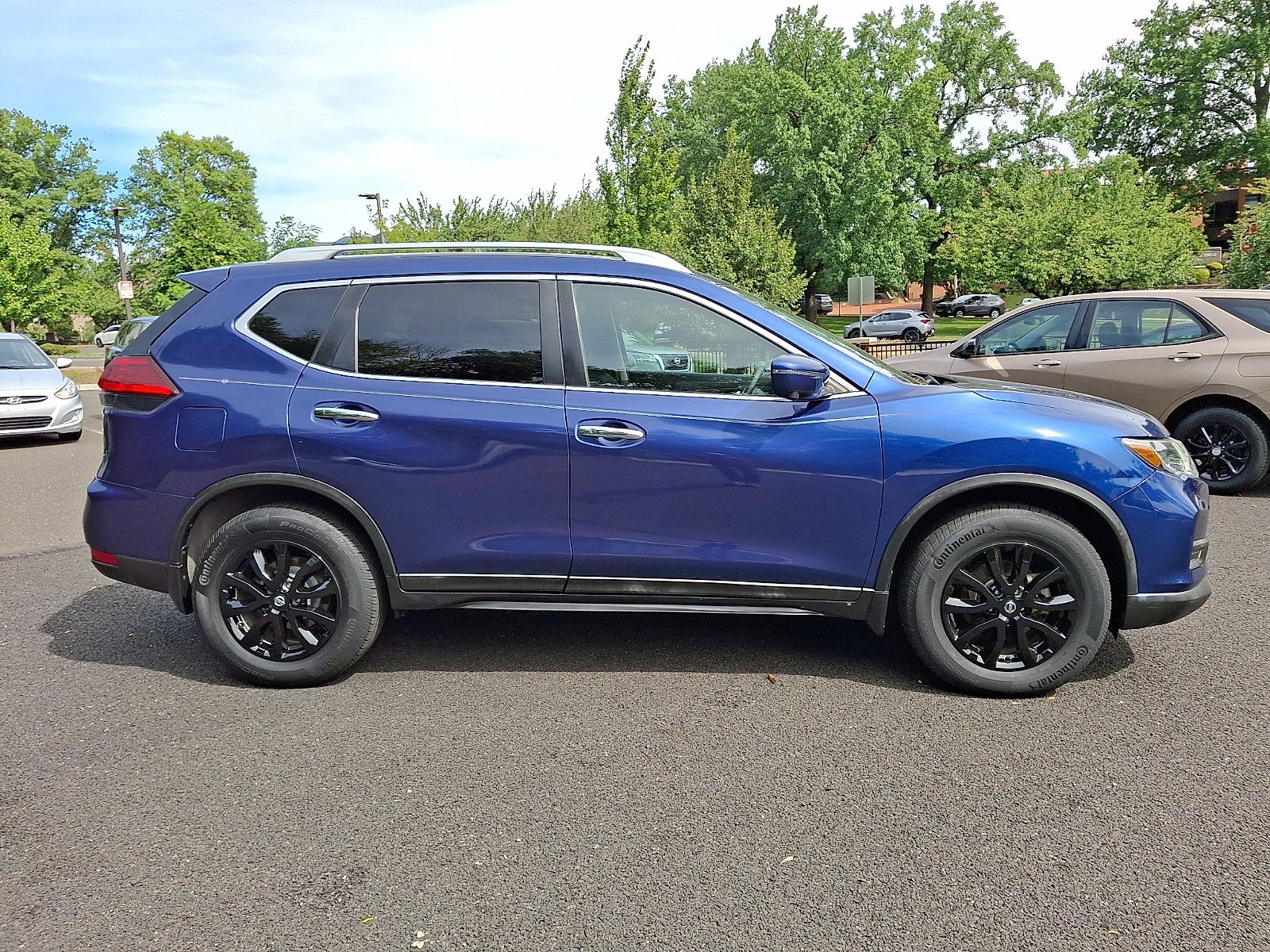 Used 2017 Nissan Rogue SV w/ SV Premium Package AWD/4WD image 7