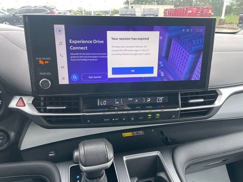 Used 2025 Toyota Sienna XLE FWD image 13