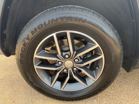 Used 2018 Jeep Grand Cherokee Limited RWD image 9