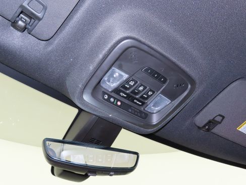 Used 2023 Chevrolet Traverse Premier AWD/4WD image 17