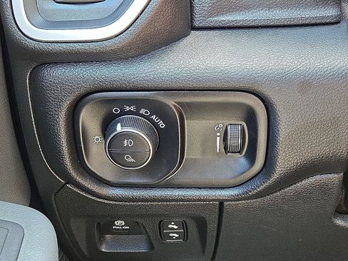 Used 2023 RAM 1500 Big Horn AWD/4WD image 25