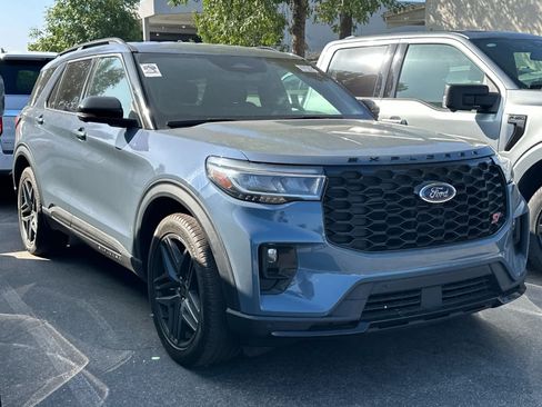 Used 2025 Ford Explorer ST RWD image 3
