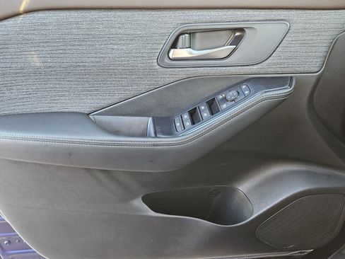 Used 2023 Nissan Rogue SV image 16