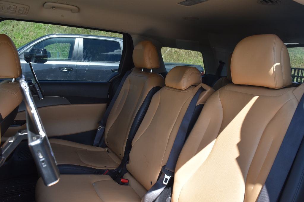 Used 2023 Kia Carnival LX FWD image 10