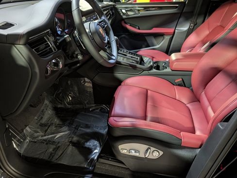 New 2026 Porsche Macan image 5