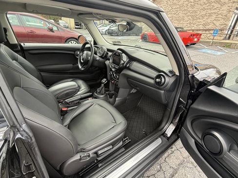 Used 2019 MINI Cooper 2-Door Hardtop w/ Signature Upholstery Package image 17