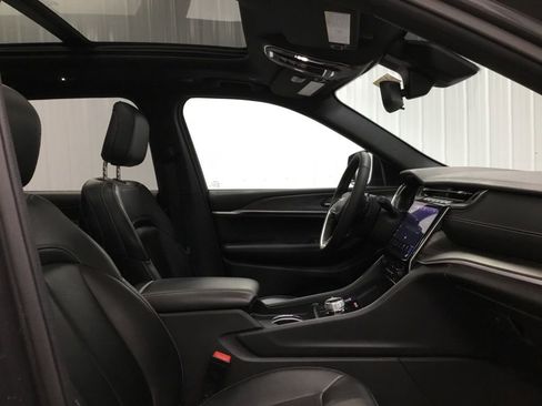 Used 2024 Jeep Grand Cherokee L Limited w/ Black Appearance Package image 23