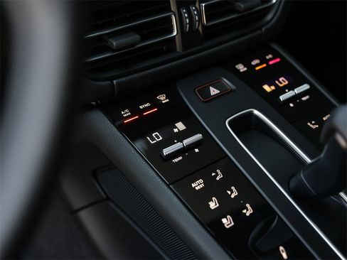 Certified 2025 Porsche Macan image 23