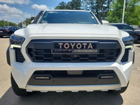 Used 2025 Toyota Tacoma Trailhunter AWD/4WD image 4