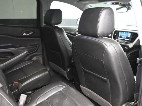 Used 2020 GMC Acadia SLT w/ Driver Alert Package II image 17