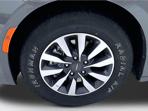 Used 2022 Chrysler Pacifica Touring-L image 33