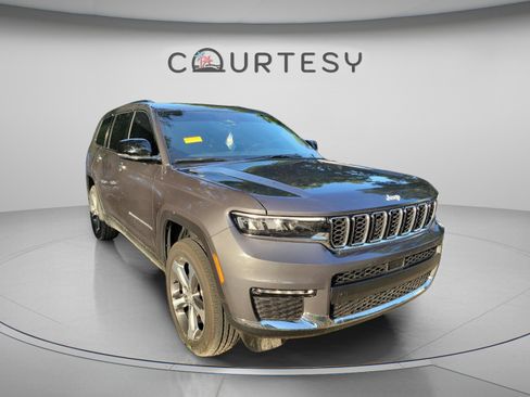 Used 2025 Jeep Grand Cherokee L Limited w/ Trailer Tow Package RWD image 21