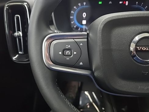 Used 2023 Volvo XC40 B5 Core image 19