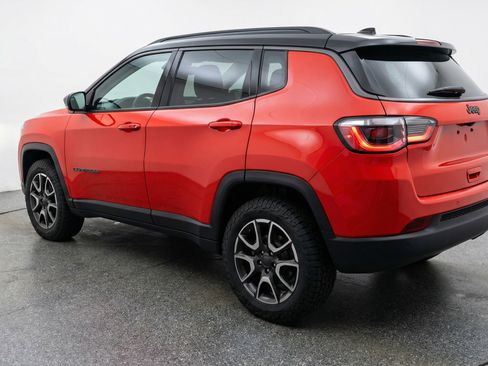 Used 2025 Jeep Compass Trailhawk image 6