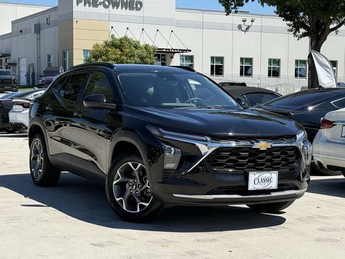 Used 2025 Chevrolet Trax LT FWD image 2