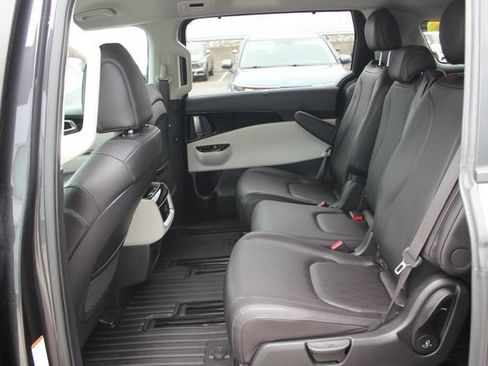 Used 2024 Kia Carnival EX FWD image 25
