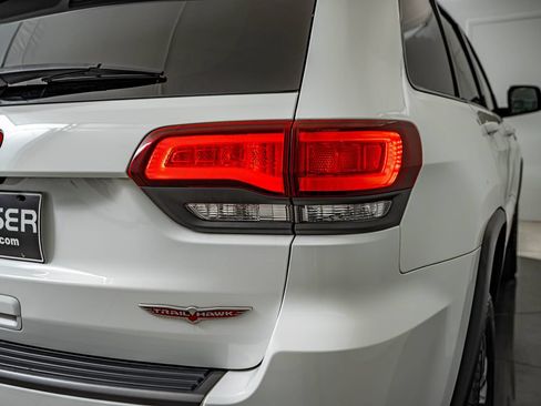 Used 2019 Jeep Grand Cherokee Trailhawk AWD/4WD image 16
