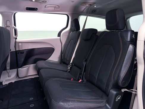 Used 2017 Chrysler Pacifica Touring FWD image 28