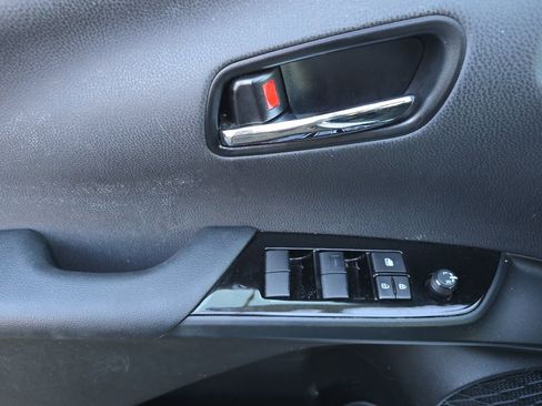 Used 2022 Toyota Prius L Eco image 8