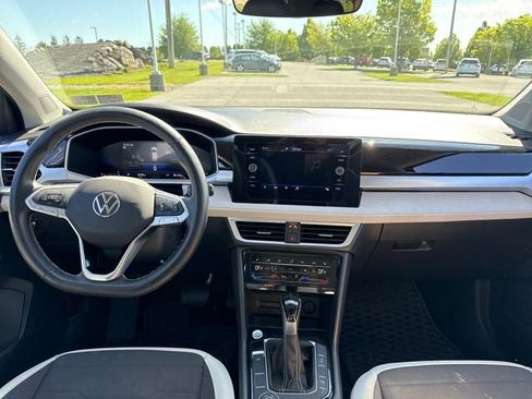 Used 2025 Volkswagen Taos SE AWD/4WD image 18