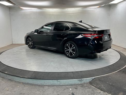 Used 2019 Toyota Camry SE image 3