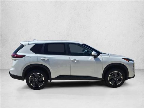 Used 2024 Nissan Rogue SV AWD/4WD image 4