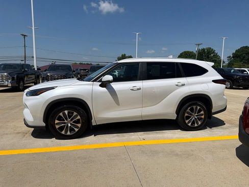 Used 2024 Toyota Highlander XLE AWD/4WD image 4