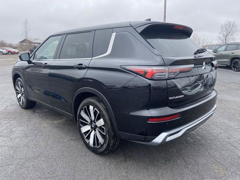 Used 2025 Mitsubishi Outlander SE image 14