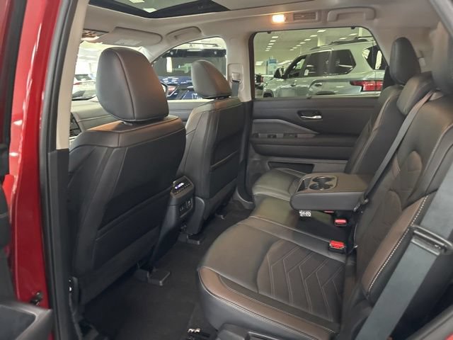 Used 2025 Nissan Pathfinder Platinum w/ Cargo Package FWD image 18