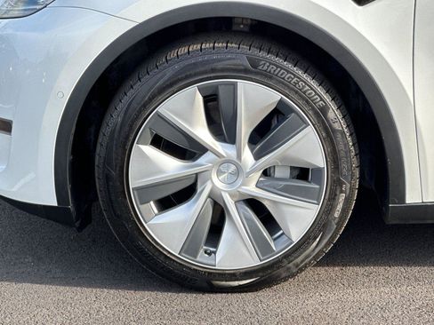 Used 2022 Tesla Model Y Long Range image 24