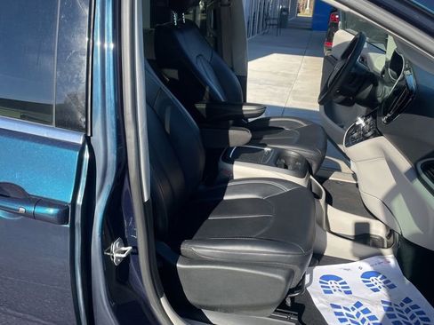 Used 2024 Chrysler Pacifica Touring-L image 7