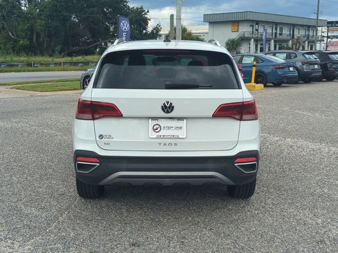 Certified 2022 Volkswagen Taos SE FWD image 6