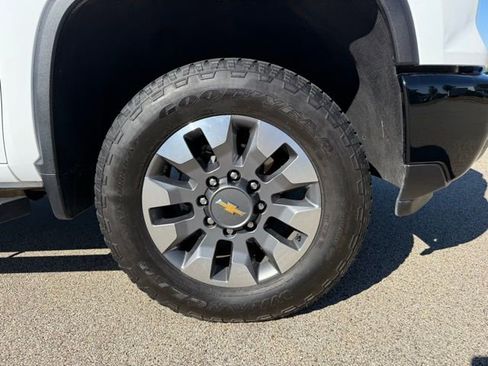 Used 2024 Chevrolet Silverado 2500 Custom w/ Custom Value Package image 4