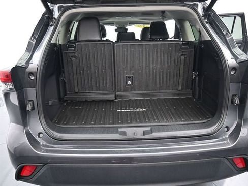 Used 2022 Toyota Highlander XLE AWD/4WD image 16