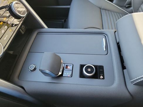 New 2024 Land Rover Discovery Metropolitan Edition image 20